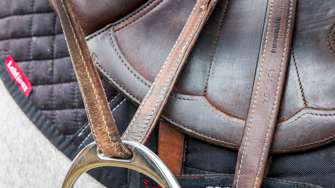 how to attach stirrup leathers to an english saddle